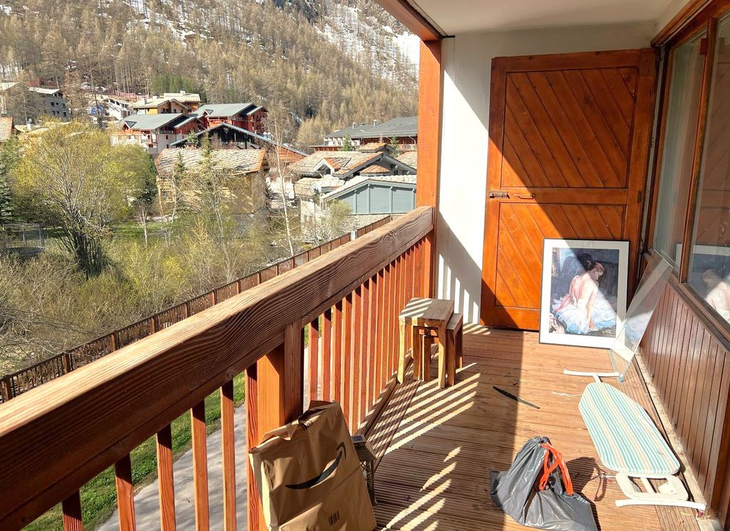 Property photo 3 of 11 2 Bedroom Apartment