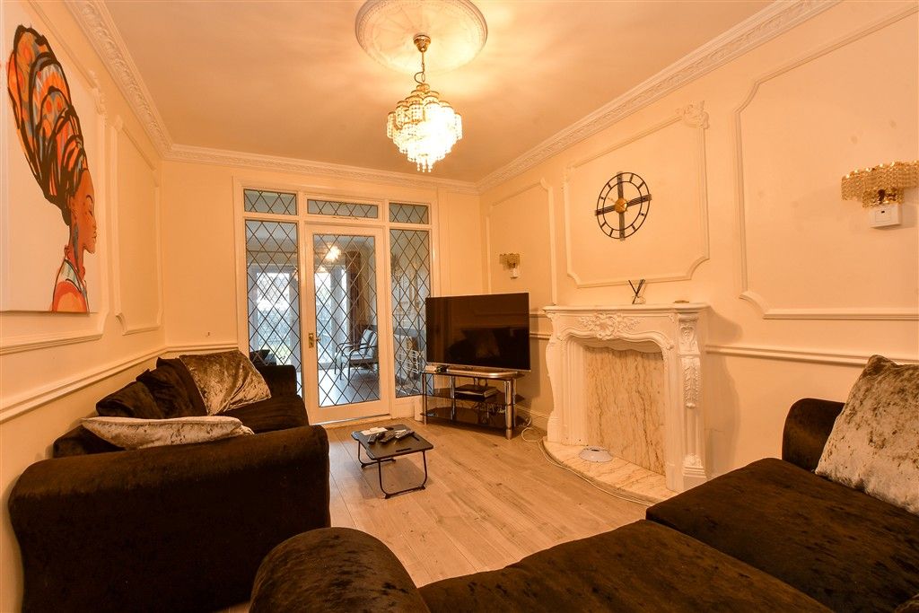 Property photo 3 of 9 Lounge