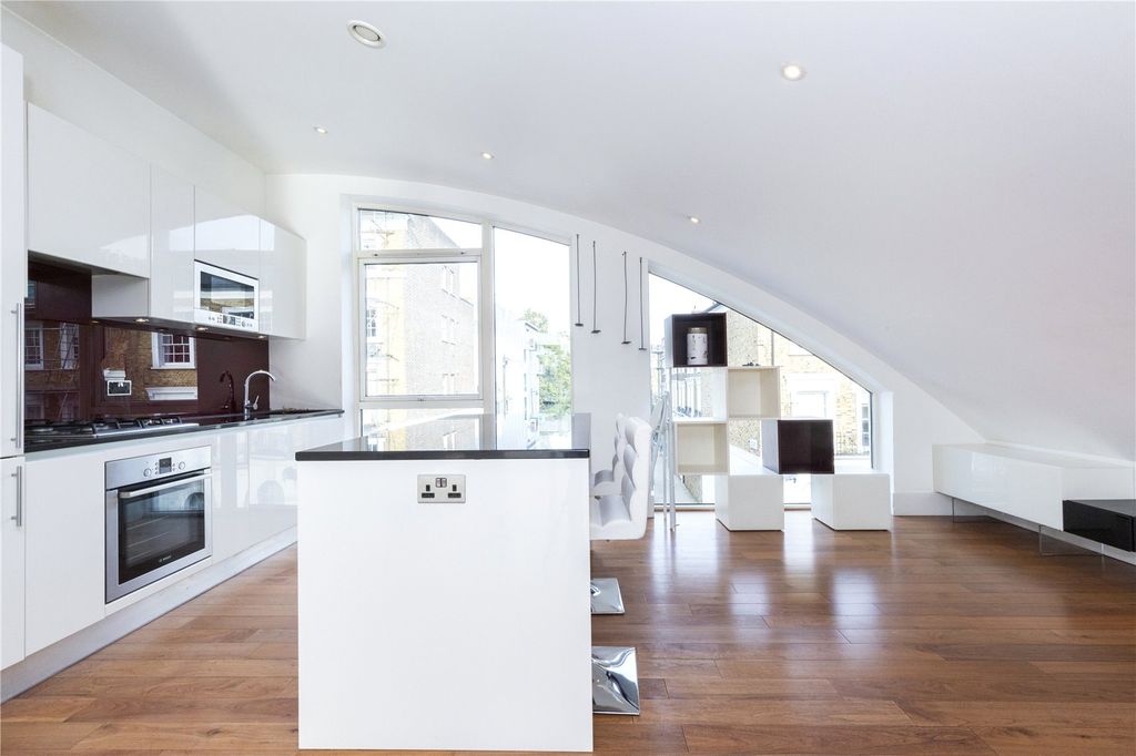 Property photo 3 of 19 Kitchen