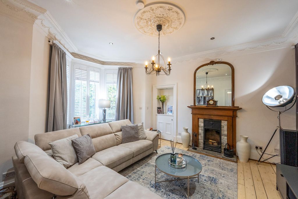 Property photo 3 of 32 Living Room