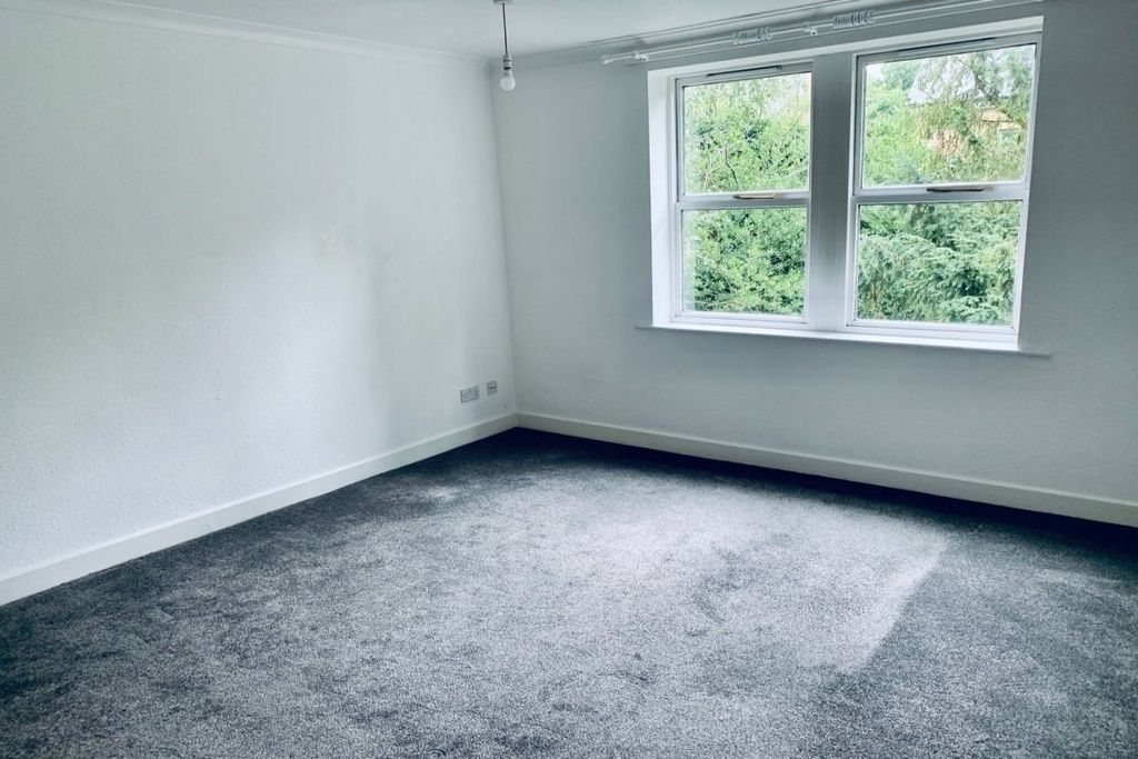 Property photo 3 of 7 Living Room