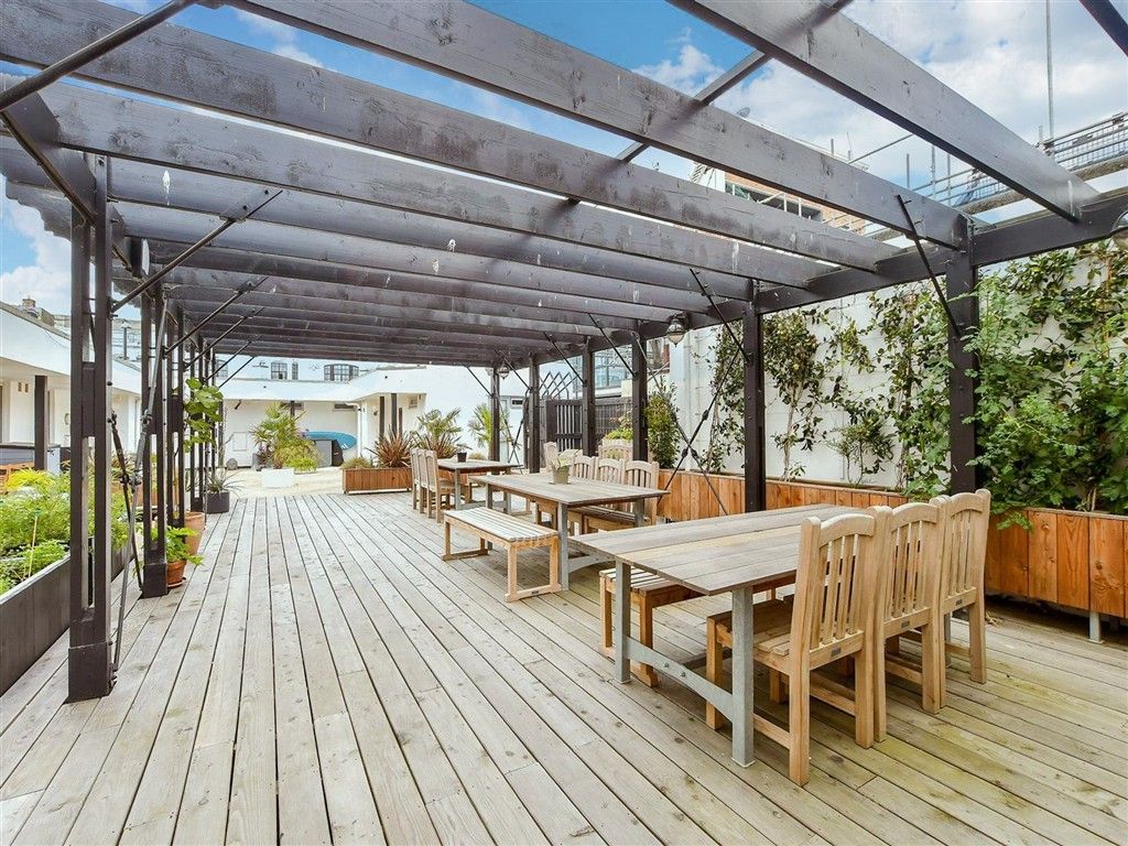 Property photo 2 of 9 Communal Gardens