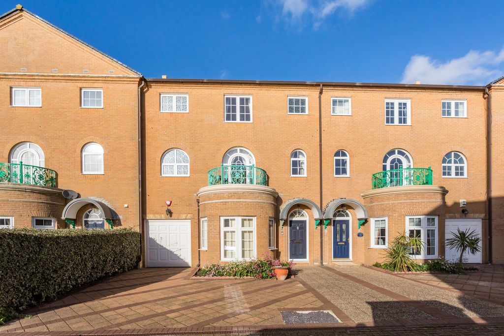 Property photo 1 of 18 Trafalgar Gate 15-17