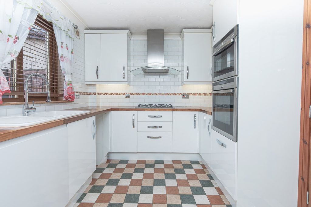 Property photo 2 of 27