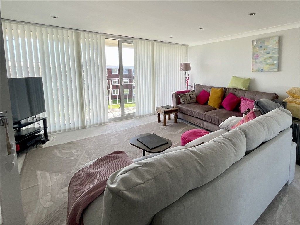 Property photo 3 of 9 Lounge