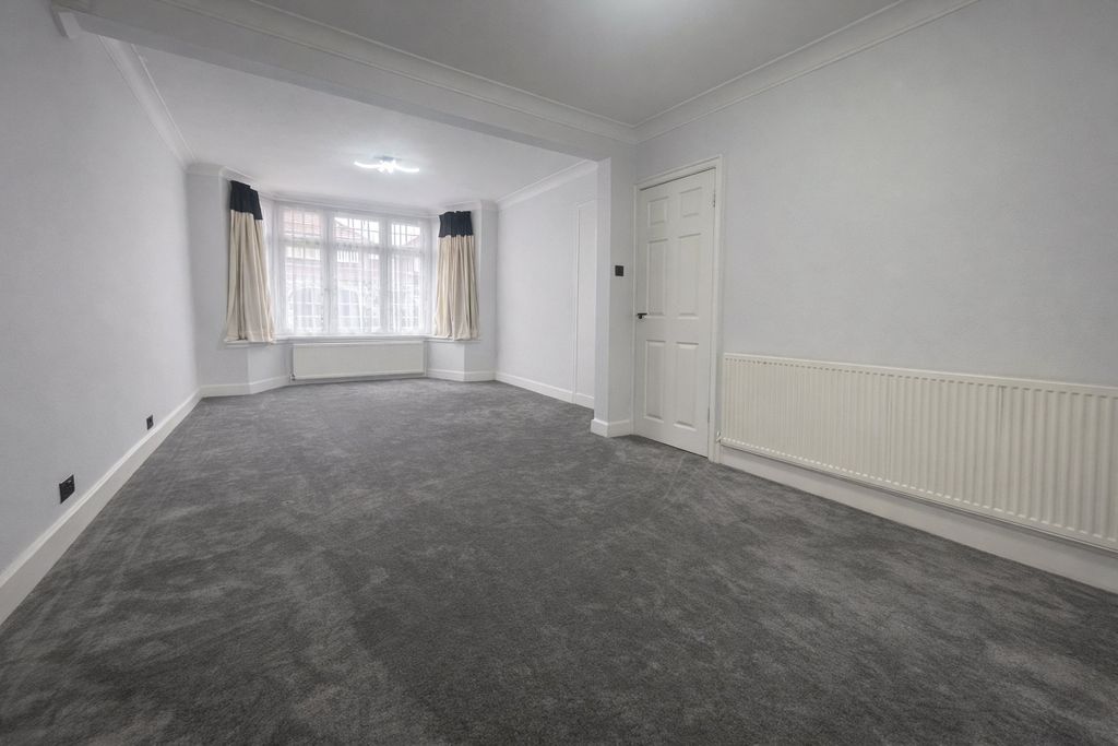 Property photo 2 of 11 Lounge