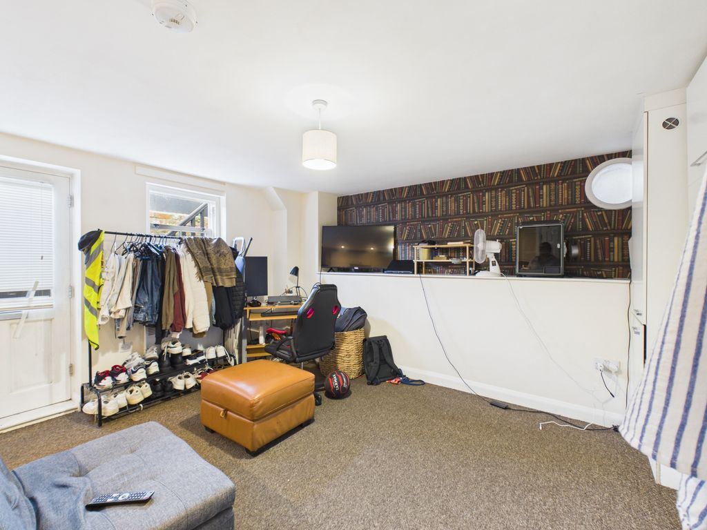 Property photo 3 of 6 Cam01937G0-Pr0601-Still004