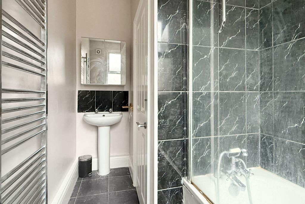 Property photo 2 of 16 8