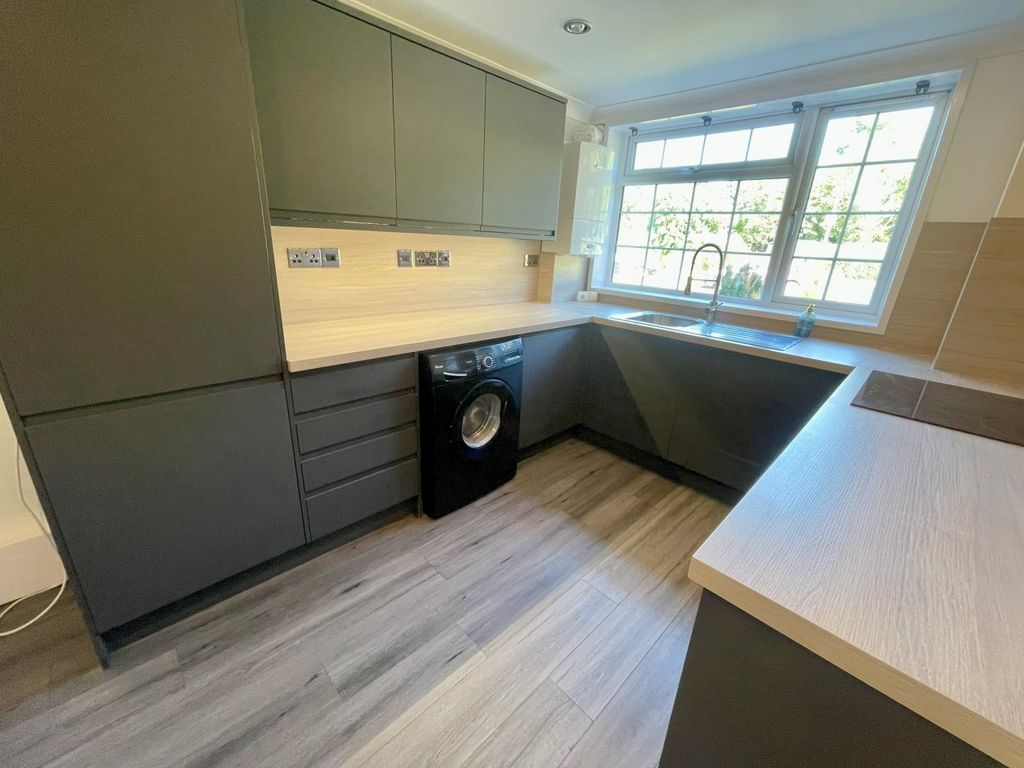 Property photo 3 of 11 Kitchen