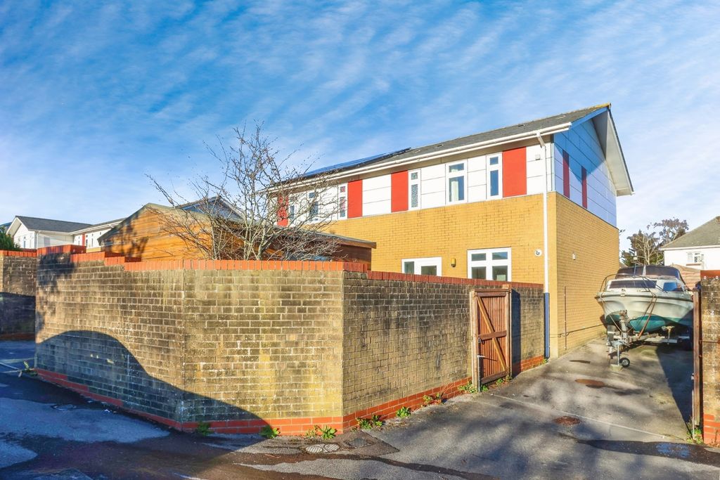 Property photo 2 of 19 Off-Road Parking