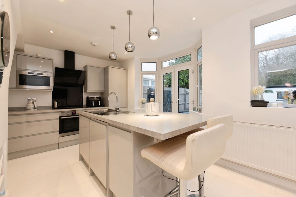 Property photo 2 of 11 Kitchen