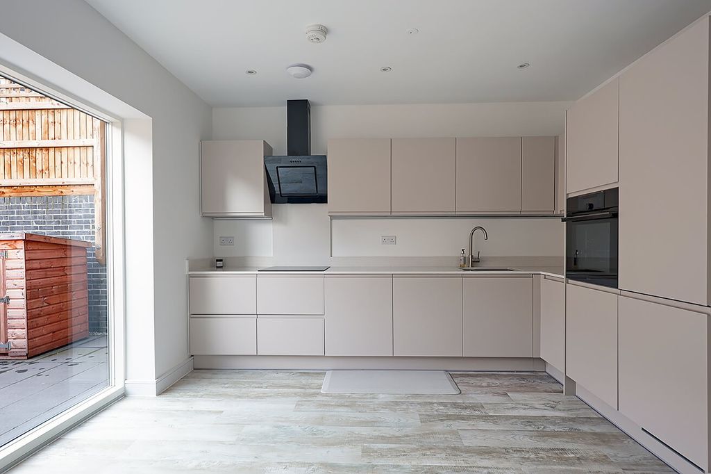 Property photo 2 of 18 4730283