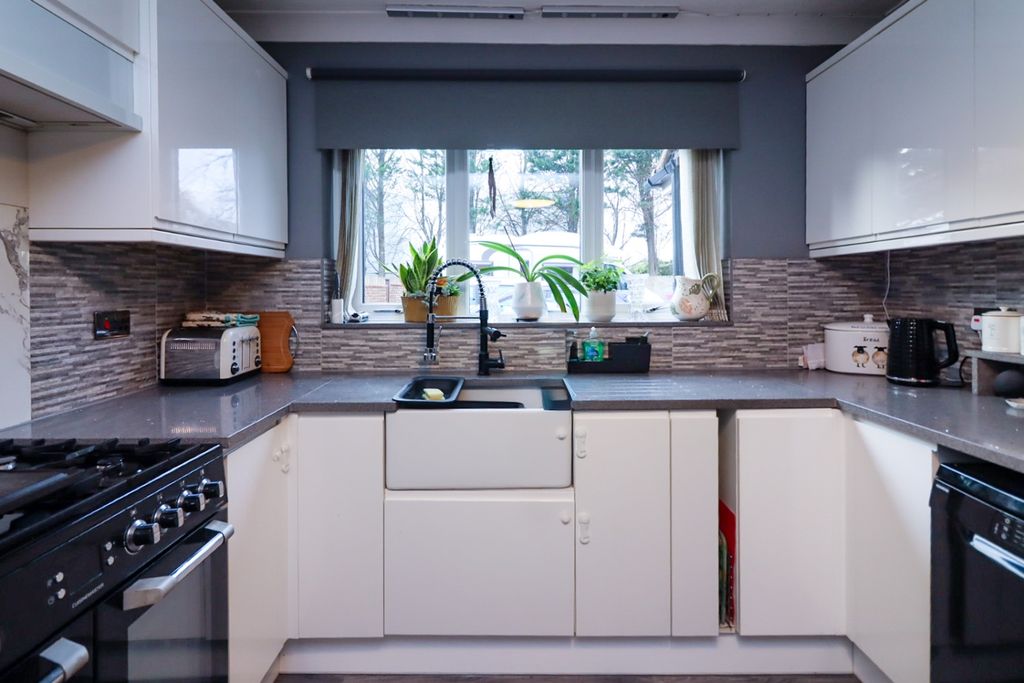 Property photo 3 of 36 Image00031