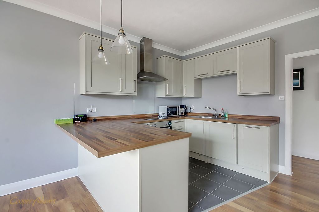 Property photo 3 of 11 Kitchen