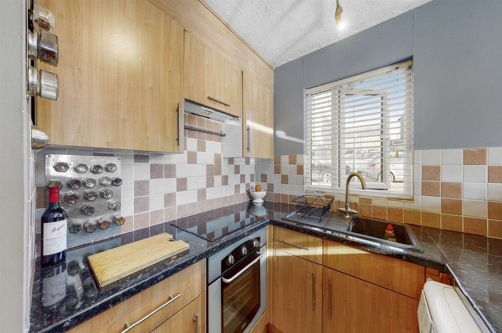 Property photo 3 of 7 Bryn_House_Broadfields_Way_01132022_213238.Jpg