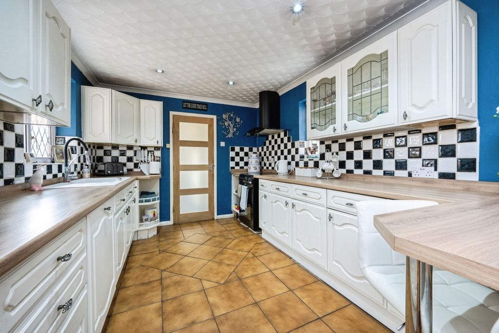 Property photo 3 of 34 Kitchen