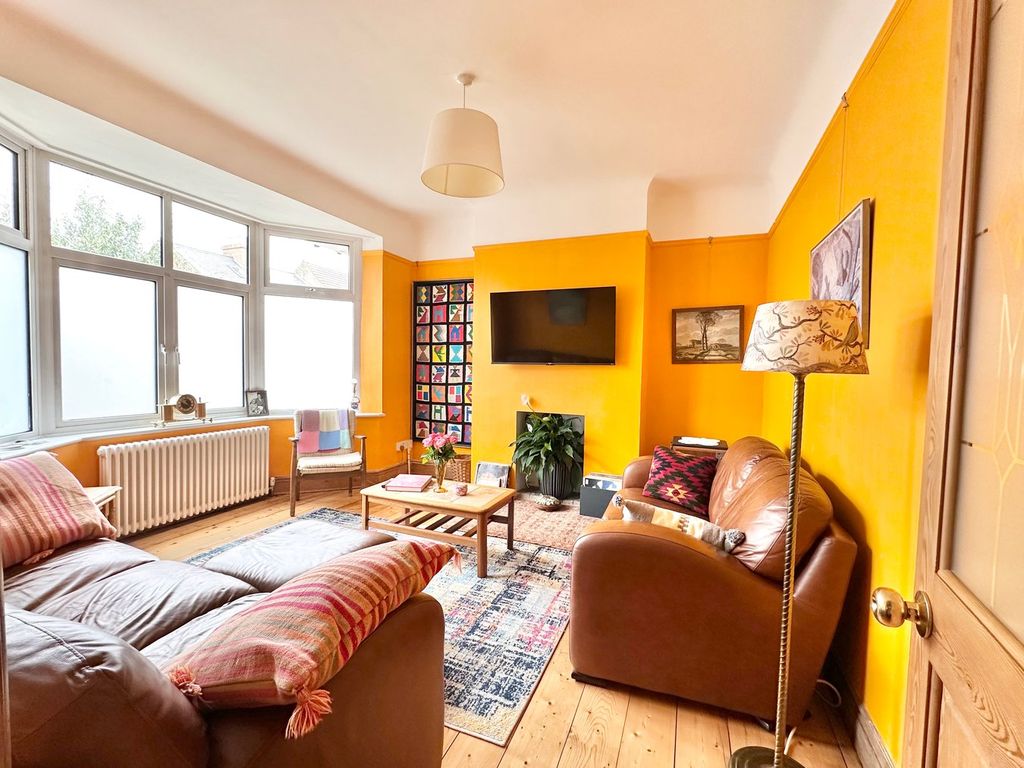 Property photo 2 of 27