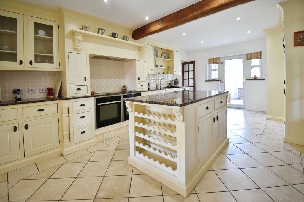 Property photo 2 of 18 Kitchen Breakfast Room