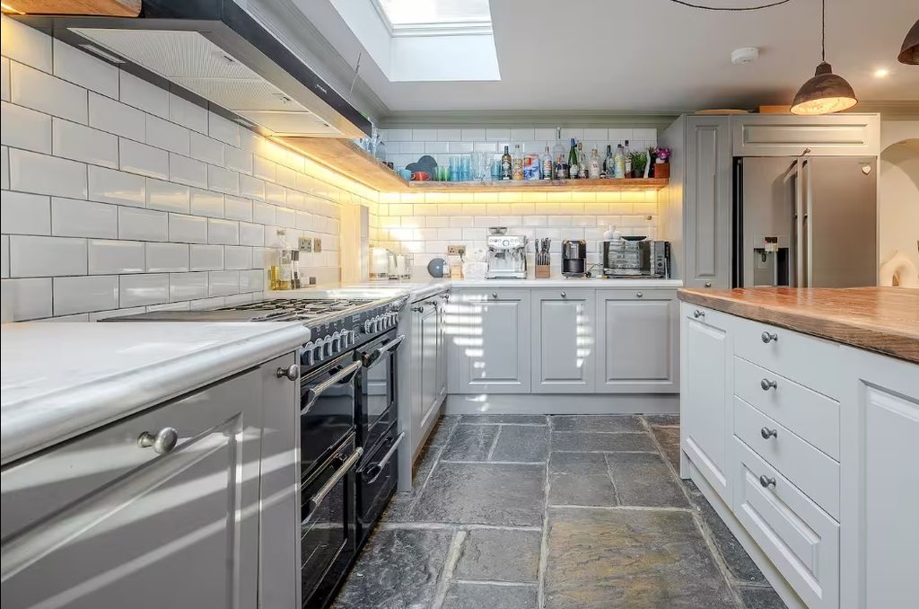 Property photo 3 of 23