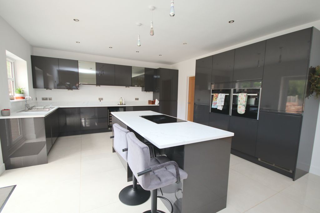 Property photo 3 of 32