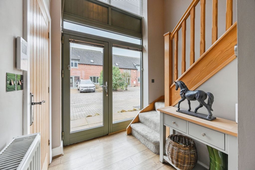 Property photo 2 of 16 Entrance Hall