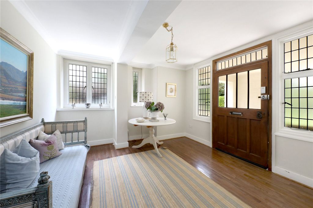 Property photo 2 of 34 Entrance Hall