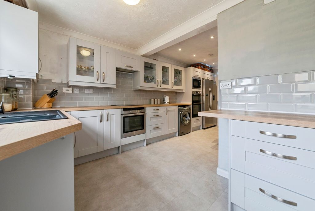 Property photo 1 of 14 9_Lavender_Close-20