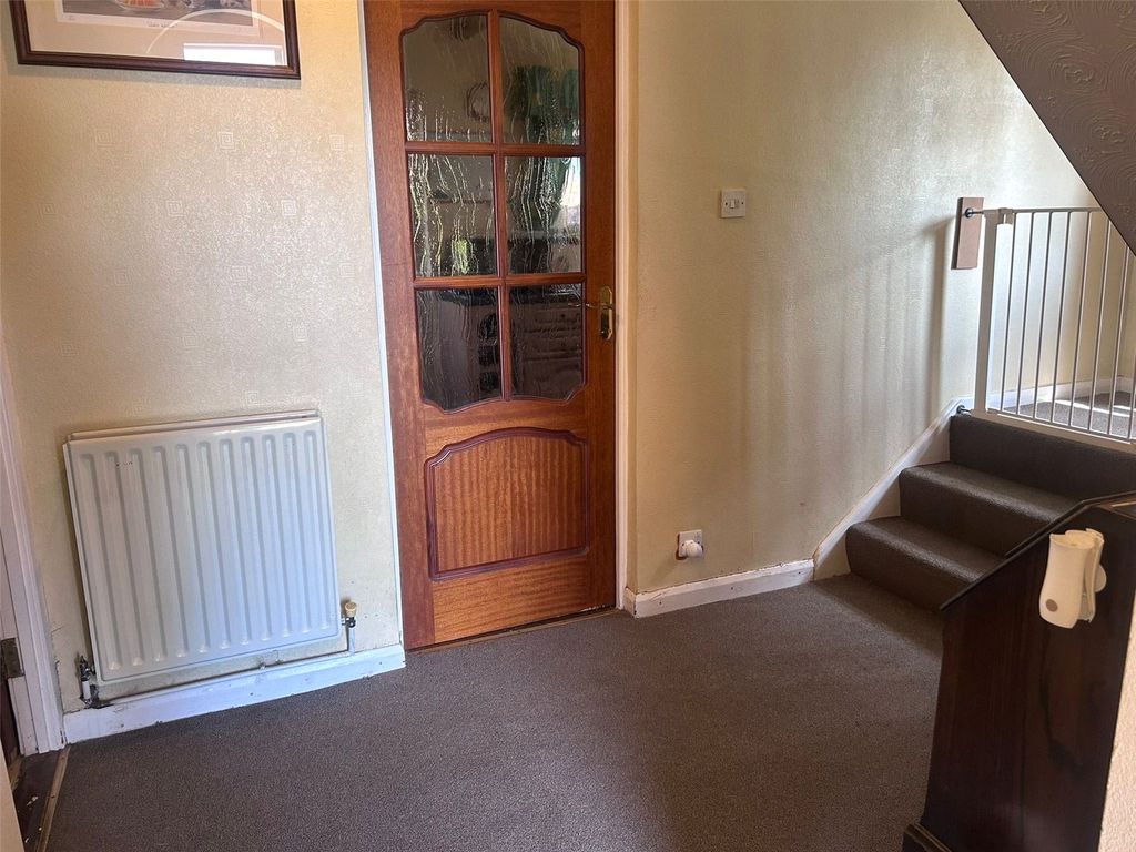 Property photo 3 of 24 Hall Way