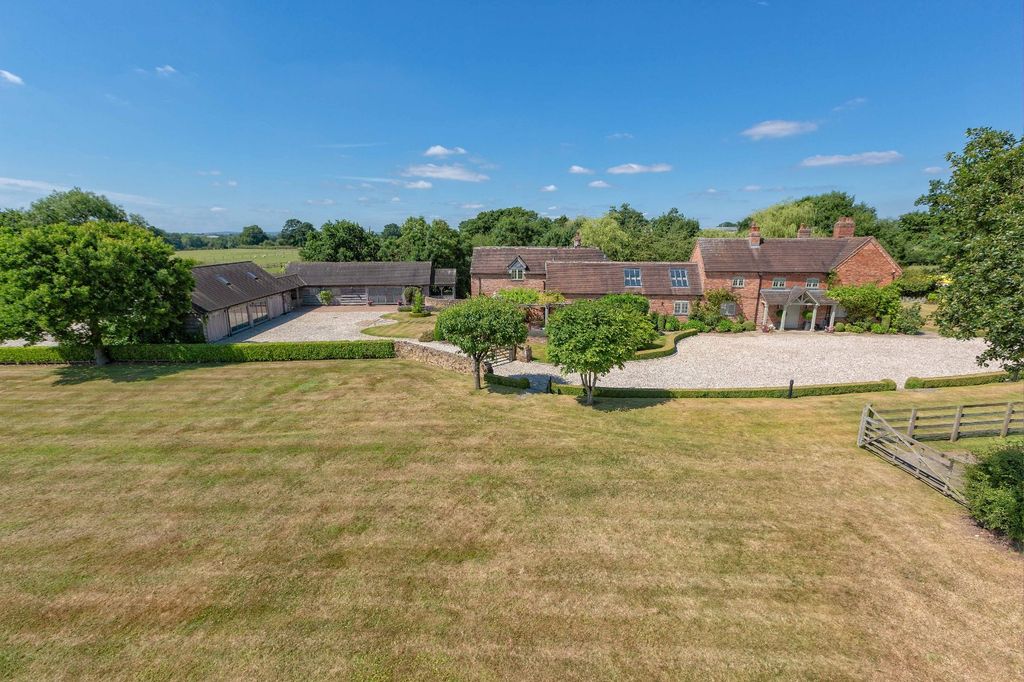 Property photo 2 of 40 Oaklands Farm