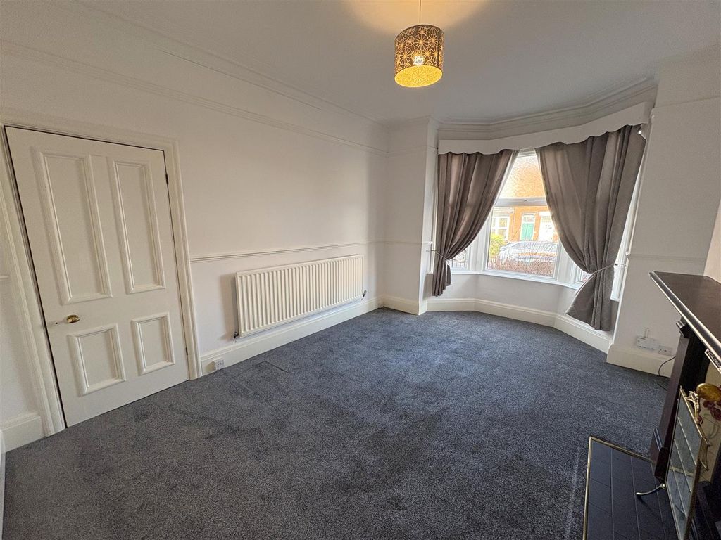 Property photo 3 of 14 Lounge