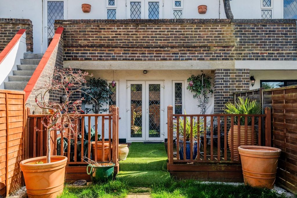 Property photo 3 of 14 Anne Boleyn Court