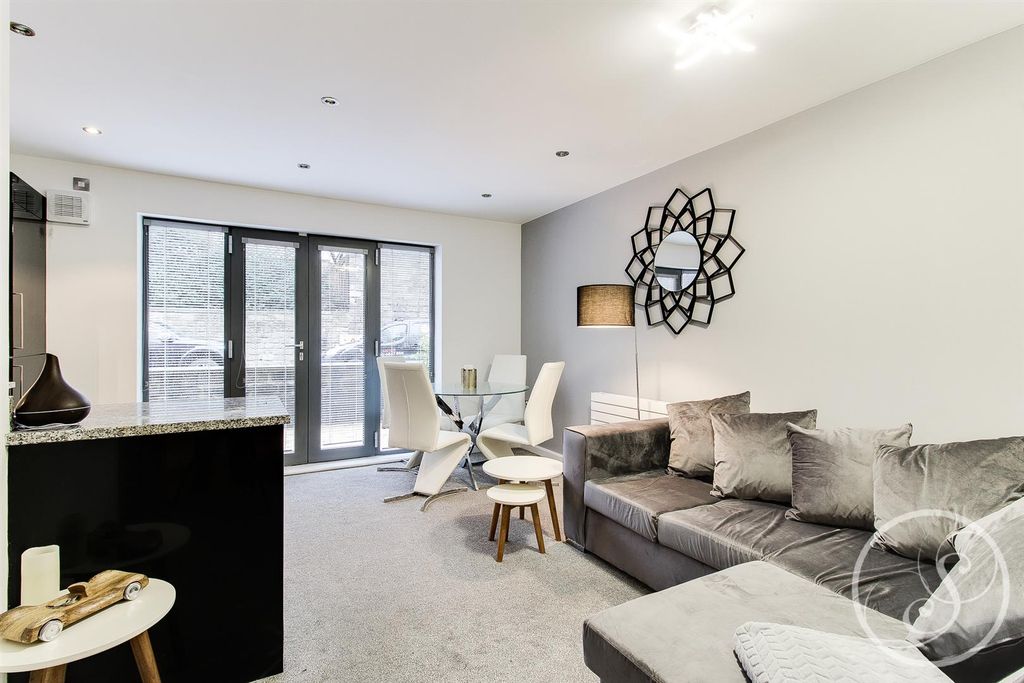 Property photo 3 of 11 2.Jpg