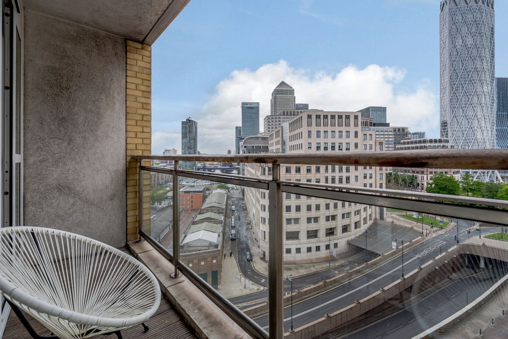 Property photo 1 of 12 2 Bed Flat To Rent Circus Apartments, Canary Wharf E14