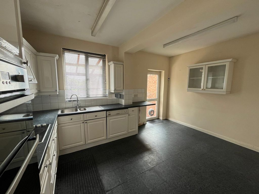 Property photo 3 of 12 E23320B3-ee98-4188-A543-Bc0Ca5F4Cf12
