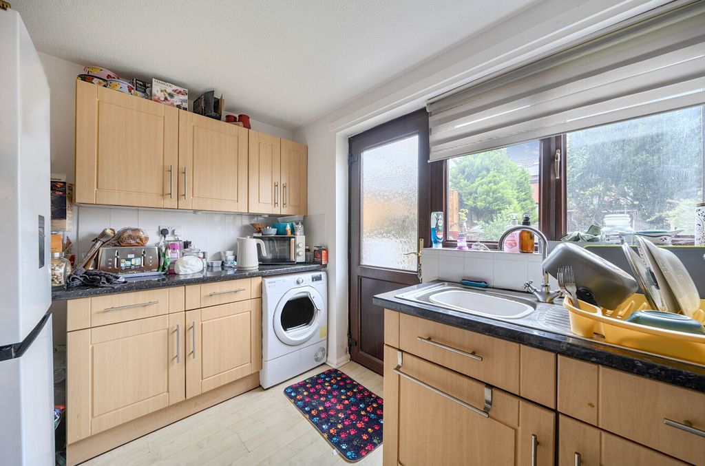 Property photo 2 of 11 1423458-9-69Aae04...