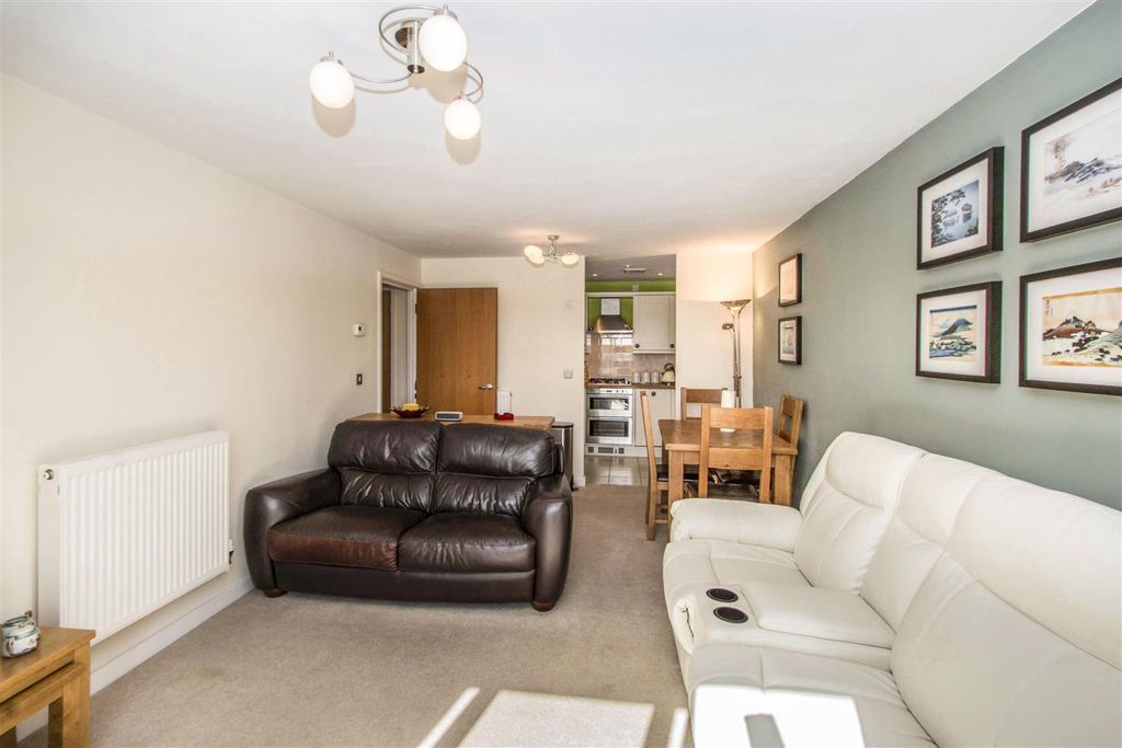 Property photo 2 of 12 63Ef47d4-1415-464E-8