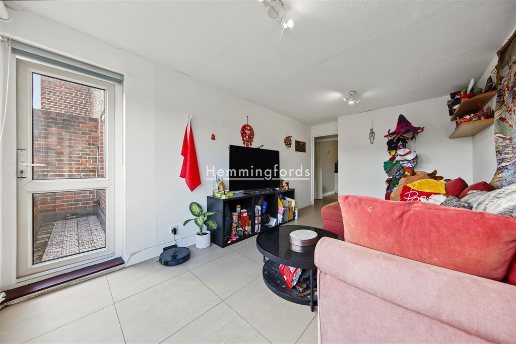 Property photo 3 of 14 Cowdenbeath Path, London N1-02.Jpg