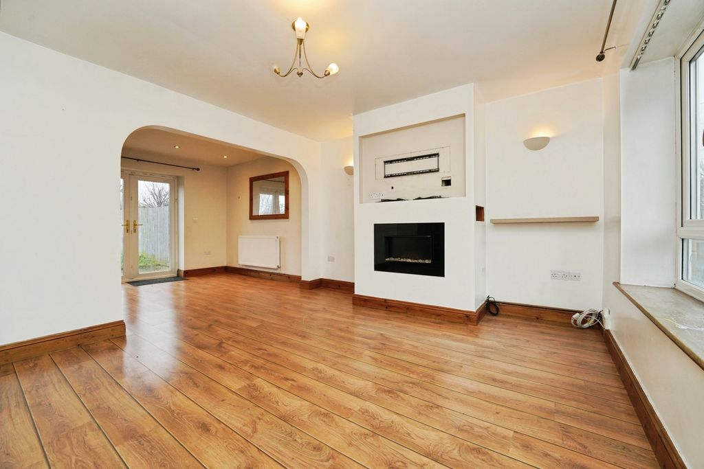 Property photo 3 of 20 Lounge