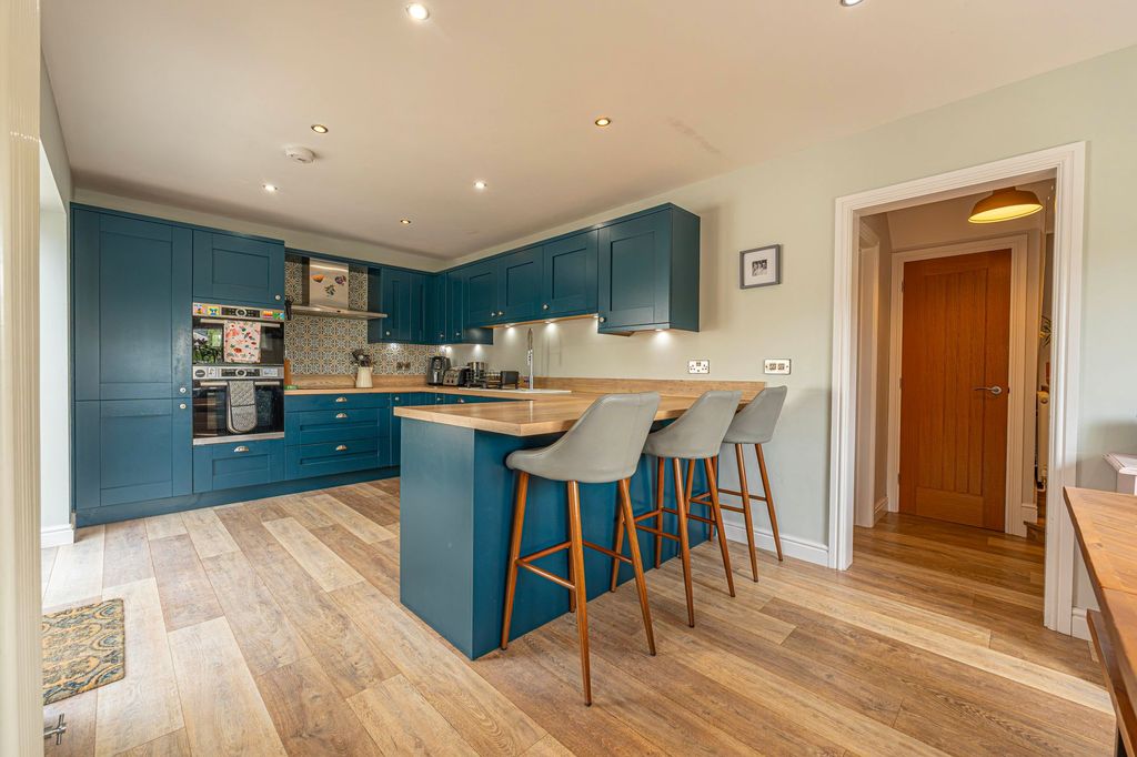 Property photo 3 of 34 7