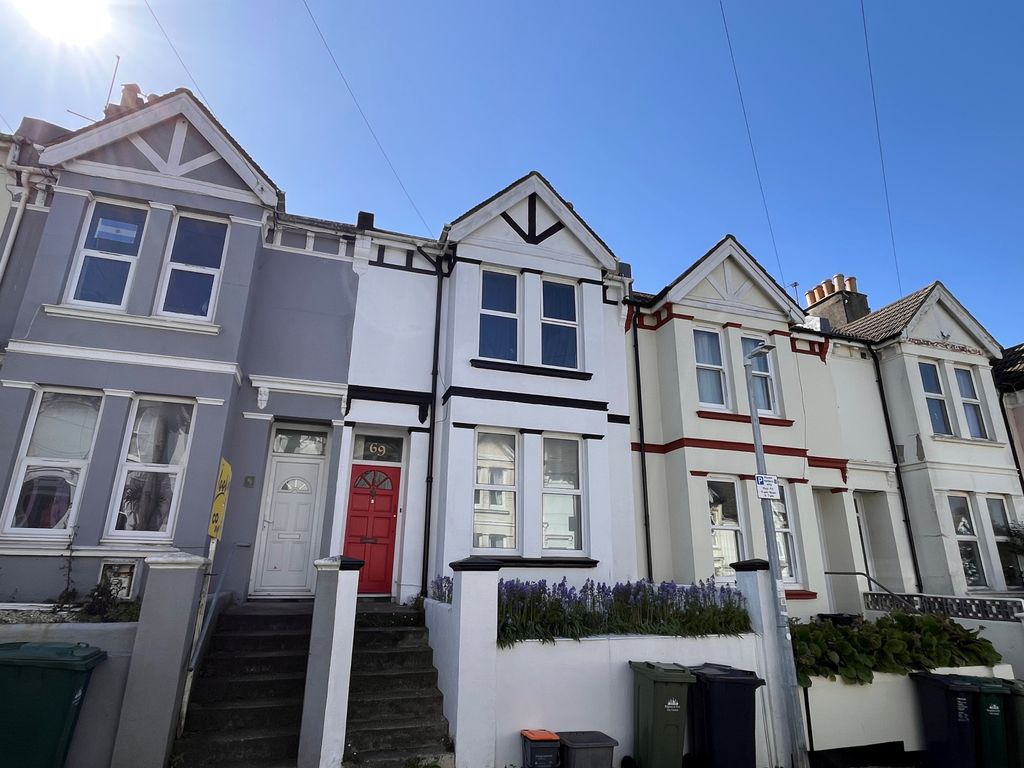 Property photo 1 of 12 Four/Five Bedroom Terrace House
