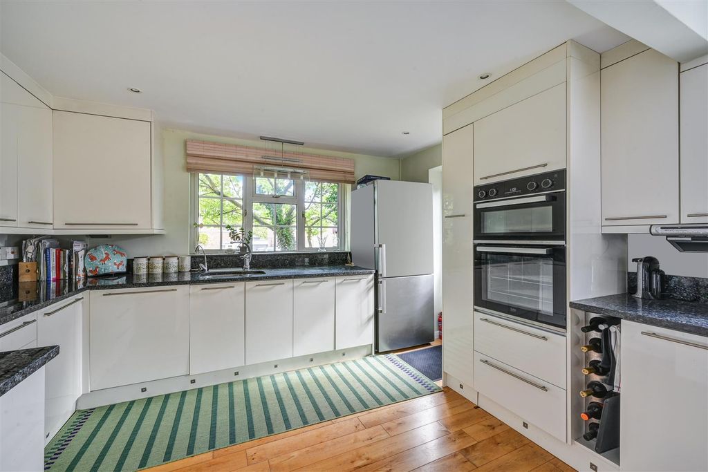 Property photo 2 of 20 Tintagel Close (10).Jpg