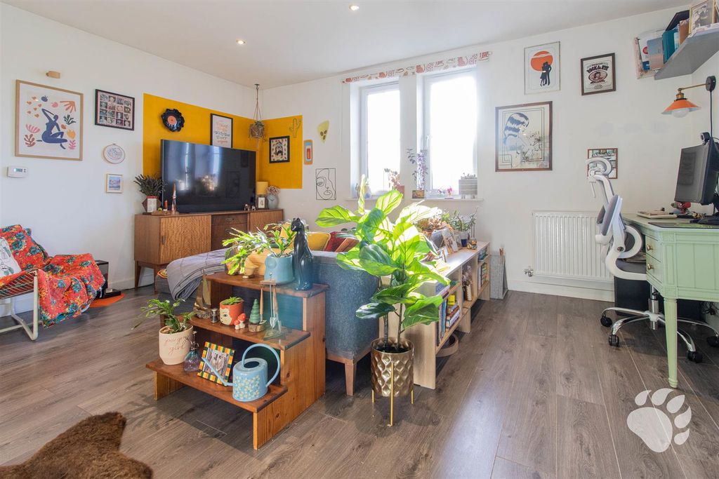 Property photo 3 of 11 Lounge