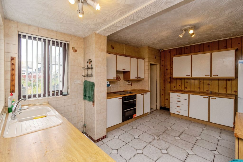 Property photo 2 of 21 Kitchen