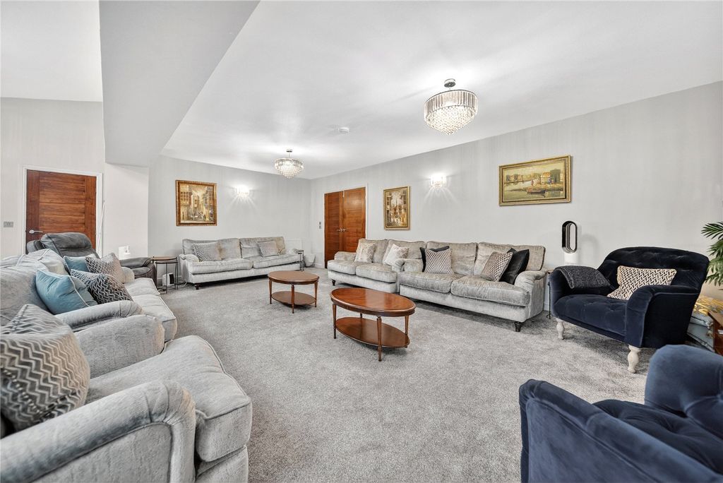 Property photo 3 of 12 Lounge