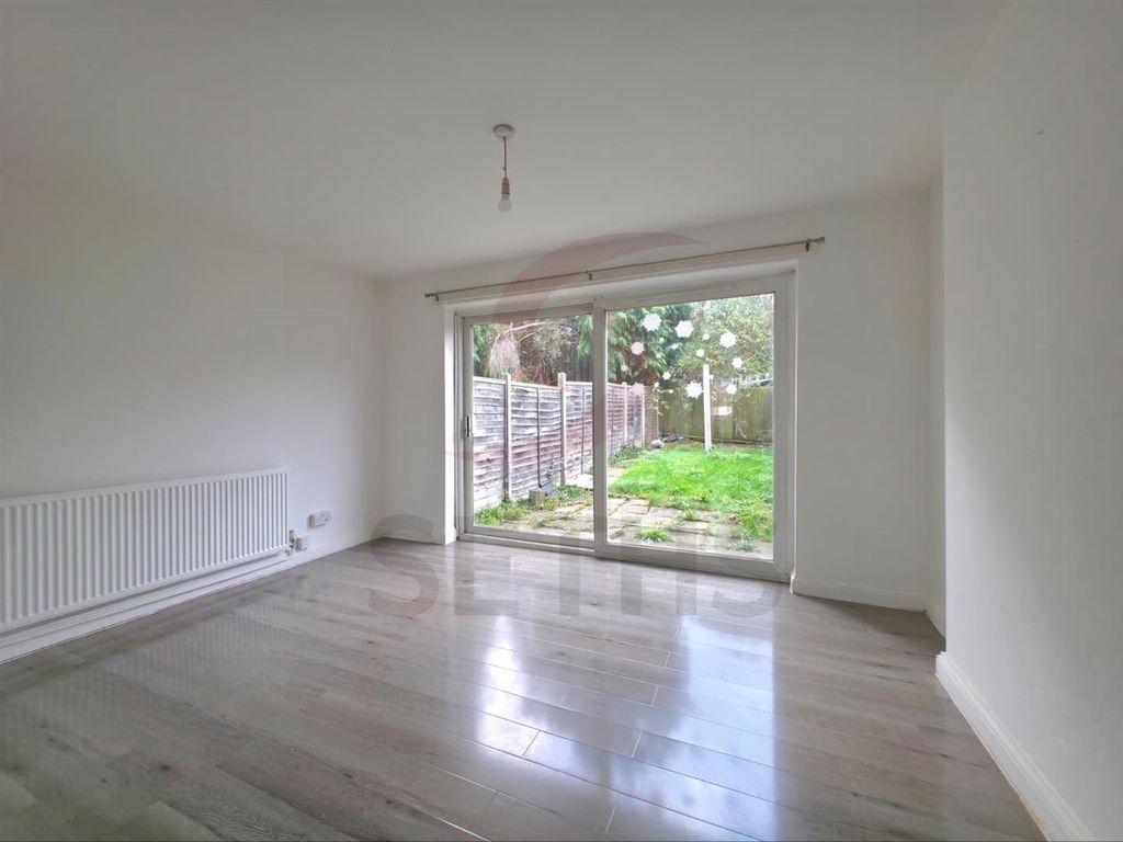 Property photo 3 of 8 Lounge