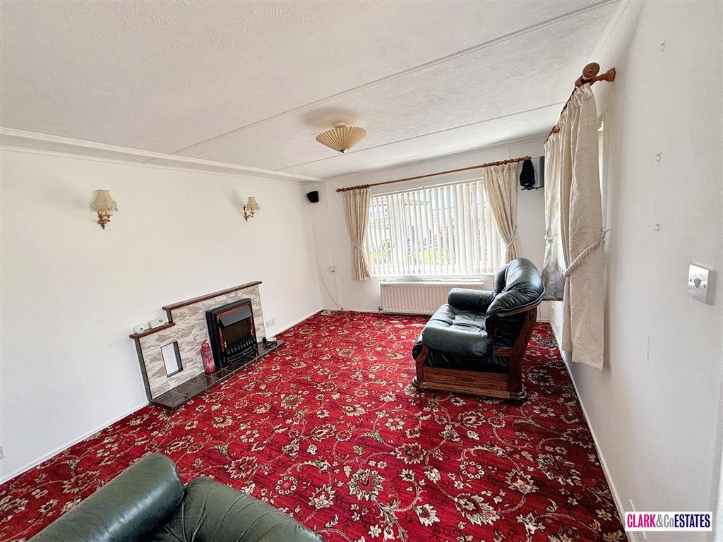 Property photo 3 of 13 Lounge