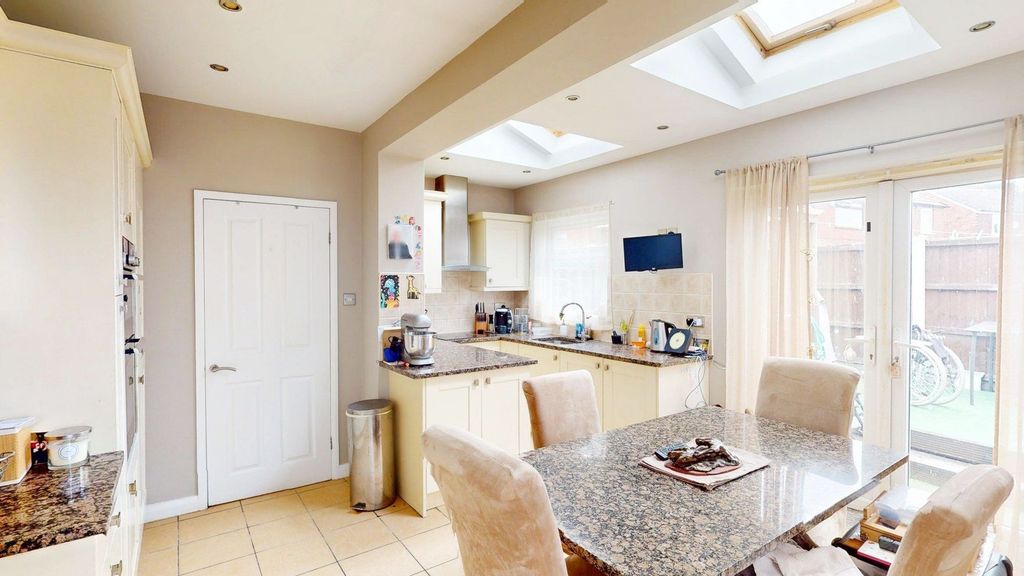 Property photo 3 of 19 Kitchen