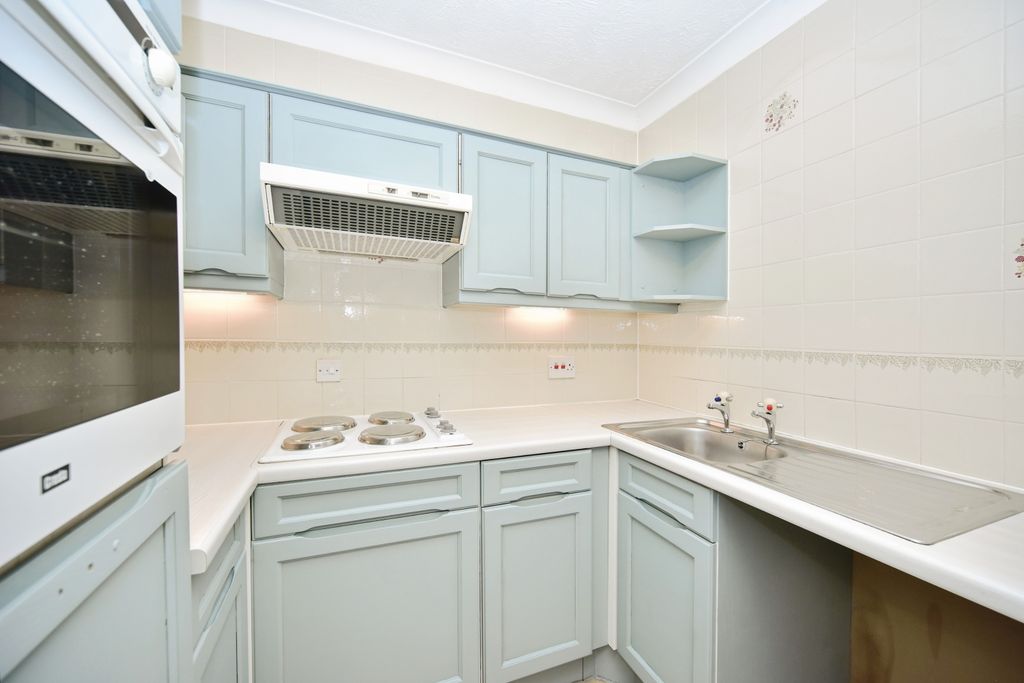 Property photo 3 of 10 Kitchen