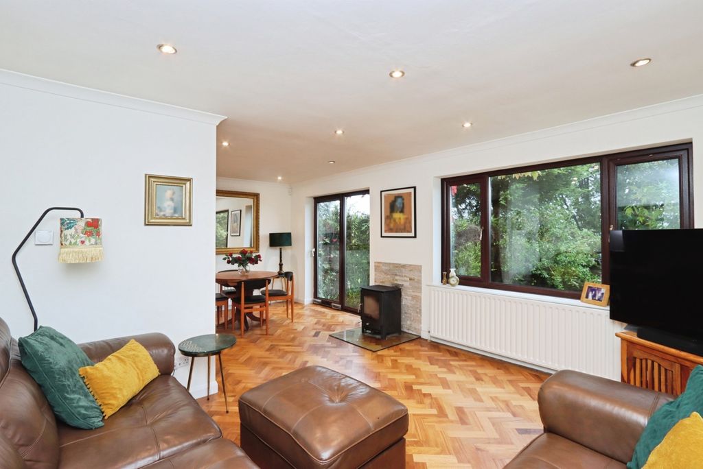 Property photo 2 of 19 Lounge