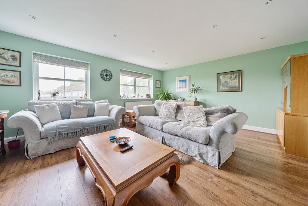 Property photo 2 of 18 1294618-16-682Dd4...